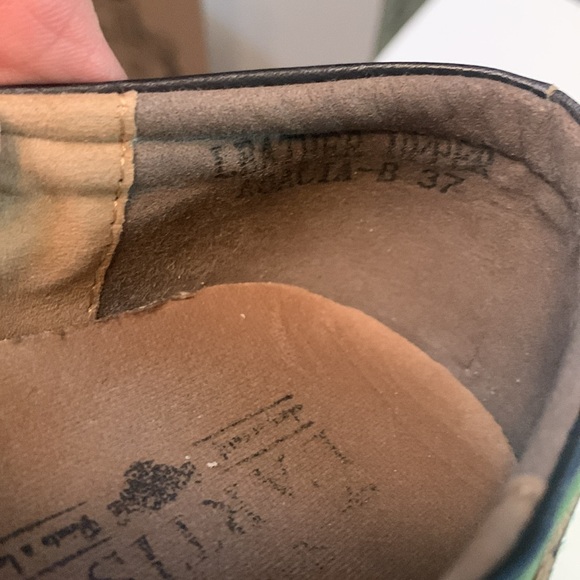 L’Artiste by Spring Steps Black with button accents and a floral design.Size 37 - Picture 8 of 10